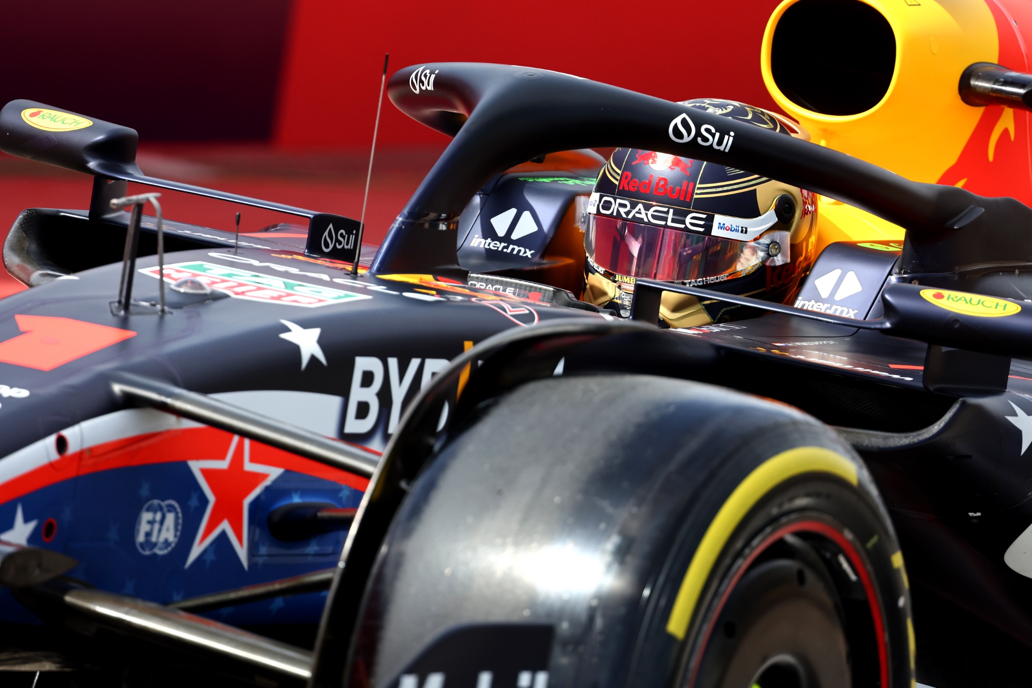 Max Verstappen (NLD ) Red Bull Racing RB19 meninggalkan pit. Kejuaraan Dunia Formula 1, Rd 19, Grand Prix Amerika Serikat,